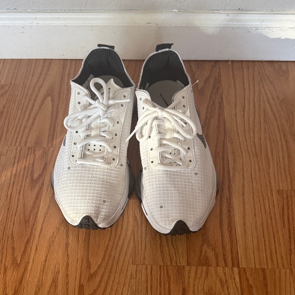 Nike Men's White and Black Athletic Running Shoes